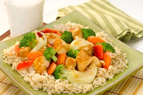 Бурый рис с шипящей курицей и овощами