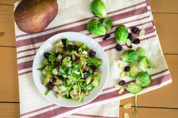 Идеальный «грушевый» салат с брюссельской капустой