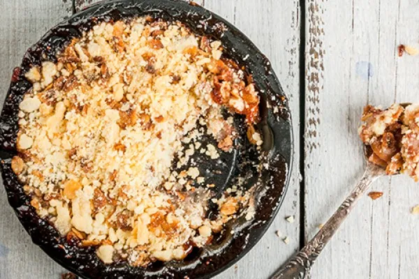 Крамбл с персиками и яблоками