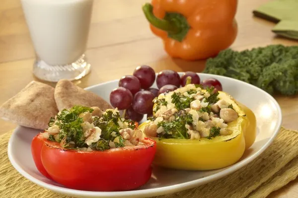 Лодочки из разноцветного болгарского перца с нутом и кейлом