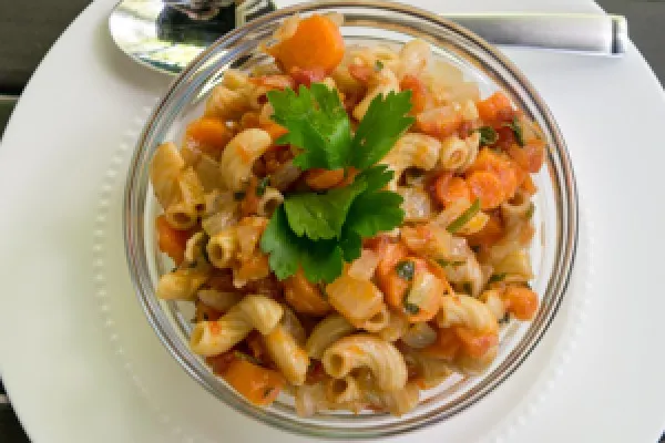 Морковь с помидорами и макаронами