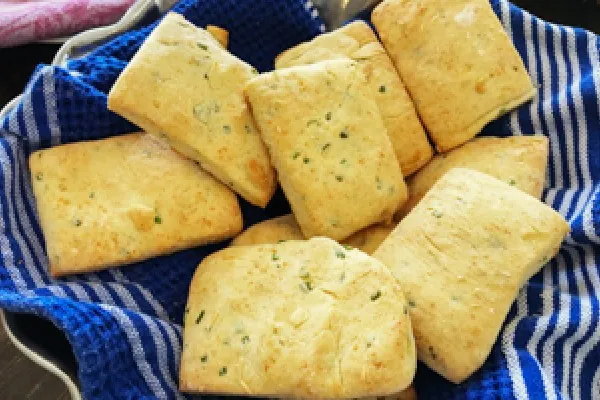 Печенье с пармезаном и зелёным луком