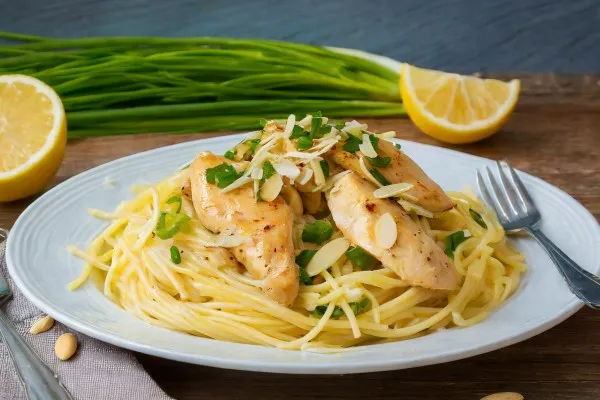 Пикантная паста с курицей и лимоном
