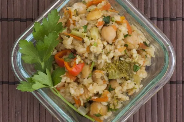 Салат из булгура с овощами и нутом