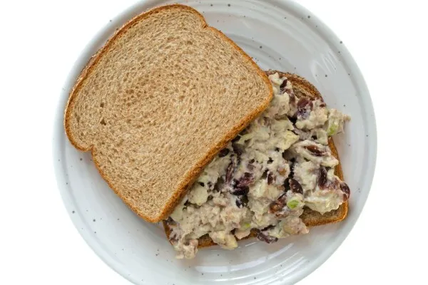 Сэндвич с салатом из курицы и яблока