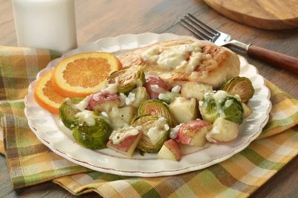 Запечённые брюссельская капуста, картофель и курица