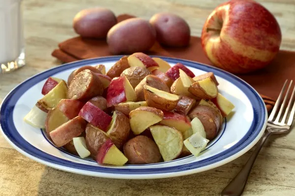 Запечённые в одном блюде картофель и яблоки с куриными колбасками