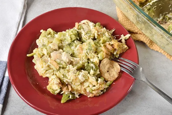 Запеканка с курицей, брокколи, рисом и сыром